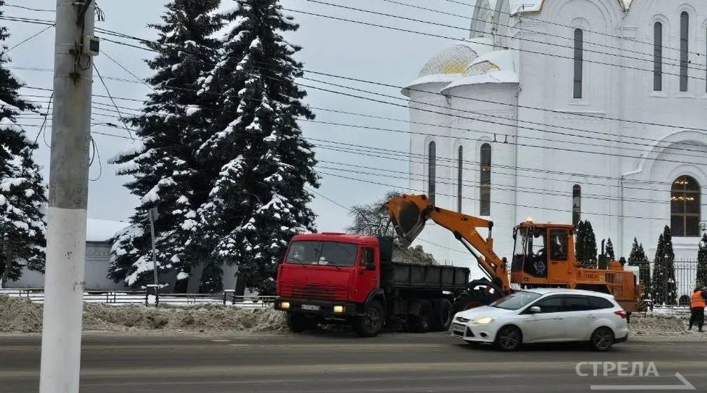 Коммунальные службы Брянска продолжают борьбу со стихией