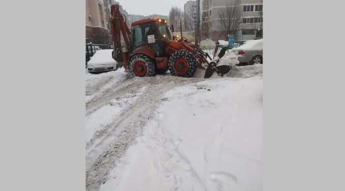 В Брянске ведется круглосуточная уборка дворов от снега