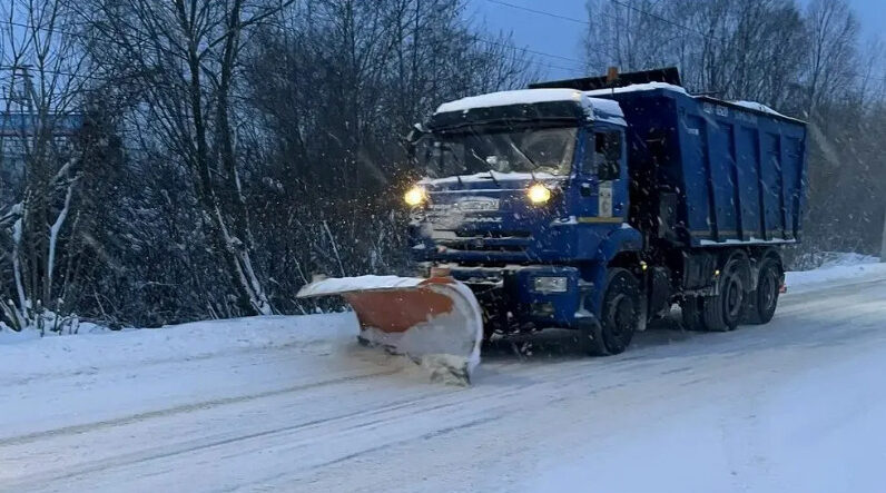 На Брянщине устраняют последствия снегопада и ледяного дождя