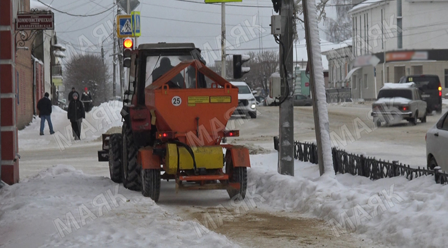 Новозыбковские коммунальщики очищают дороги и тротуары от наледи