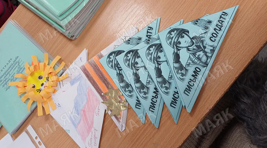 Новозыбковские школьники передали посылки бойцам СВО