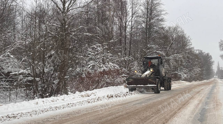 Новозыбковские коммунальщики продолжают работы по очистке дорог и тротуаров