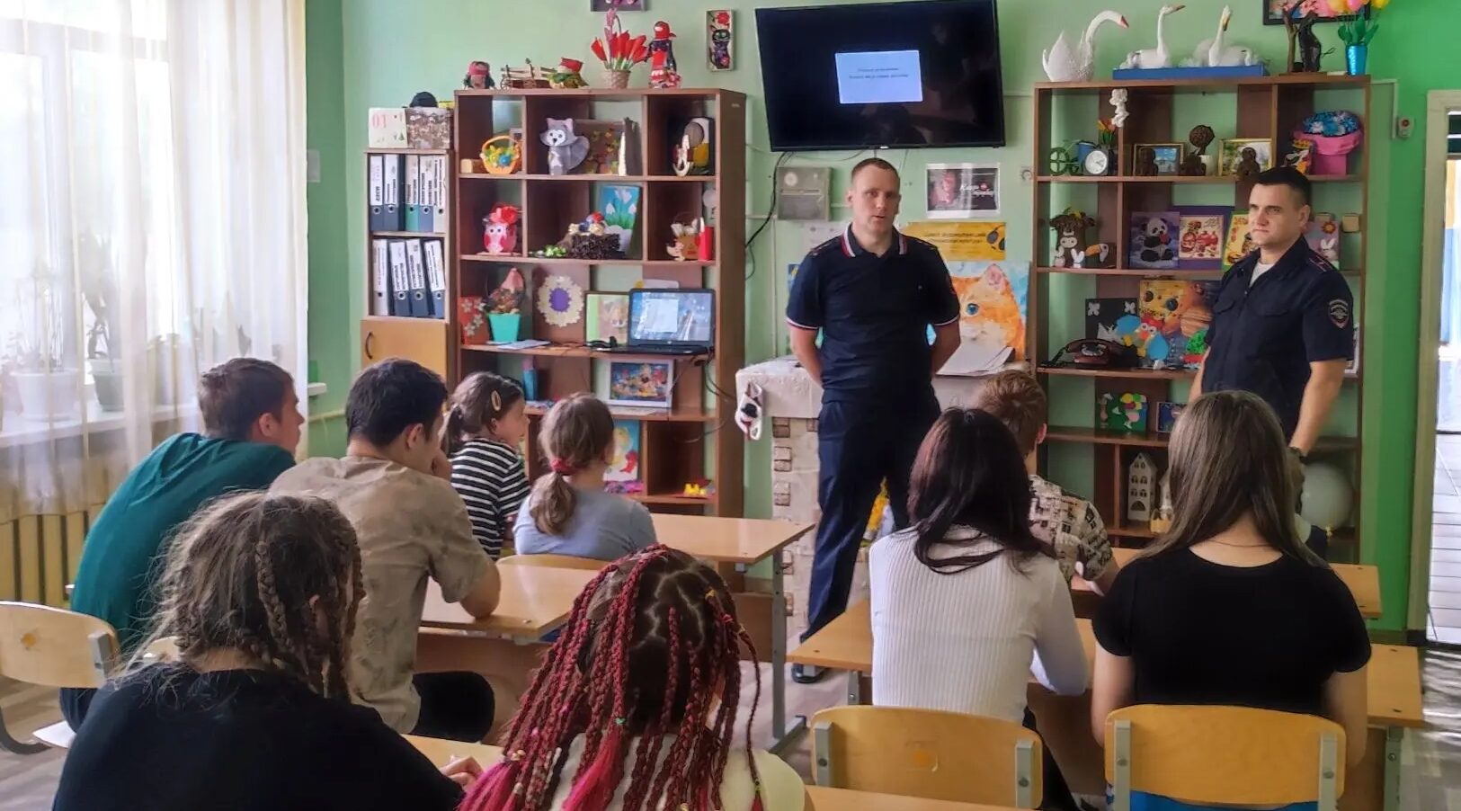 Новозыбковские полицейские продолжают профилактическую работу в рамках антинаркотического месячника