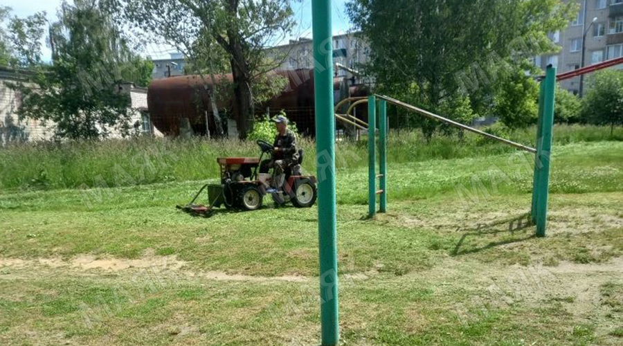 Новозыбковскими коммунальщиками ведется покос травы
