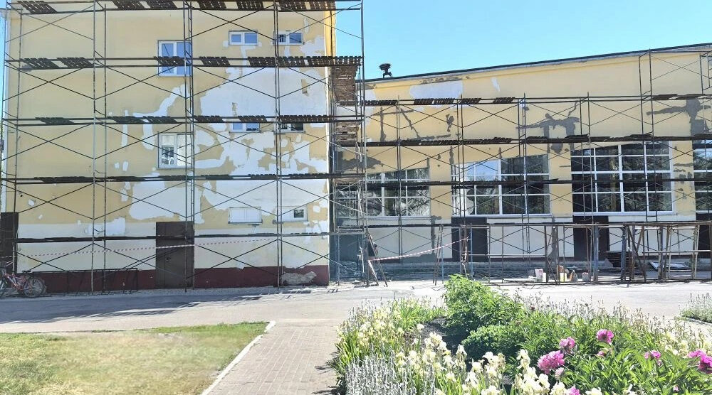 В Сельцо ведутся работы по ремонту фасада Дворца культуры