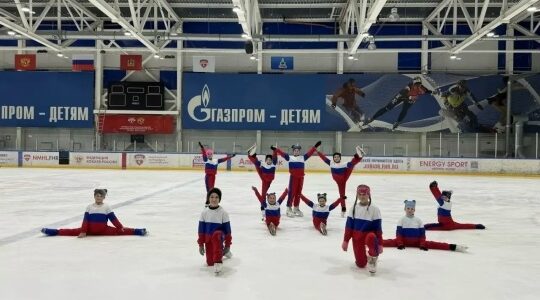 В Брянске прошло яркое ледовое шоу юных фигуристов