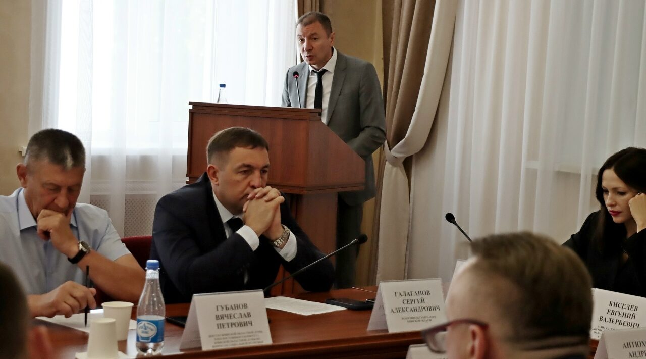В Брянске обсудили поддержку медиков и молодых семей
