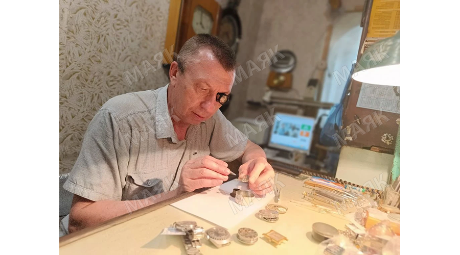 Новозыбковец Виталий Герасименко почти 40 лет ремонтирует часы