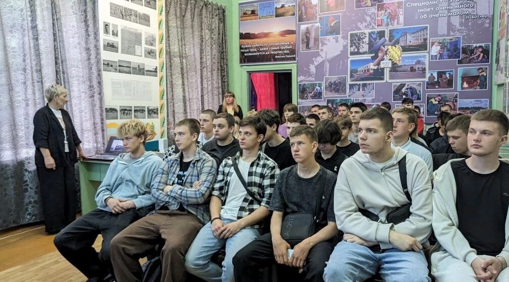 Первокурсники новозыбковского техникума приняли участие в познавательной беседе