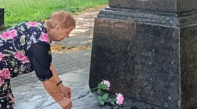Пока мы помним — они живы: серебряный волонтер из Новозыбкова почтила память героев