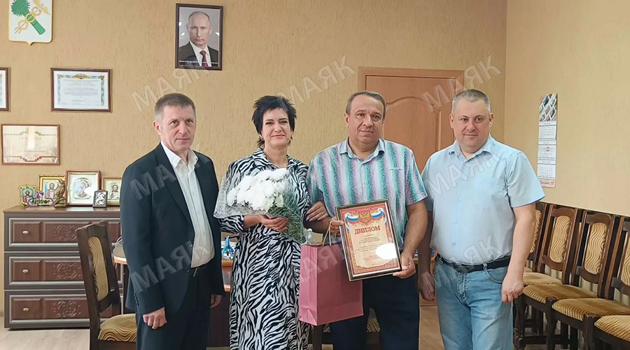 Руководители Новозыбковского городского округа поздравили семью Романовых с победой