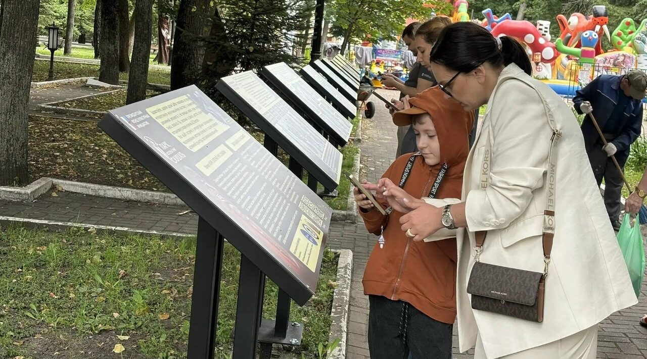 В брянском парке Толстого деревянные скульптуры «заговорили» с посетителями