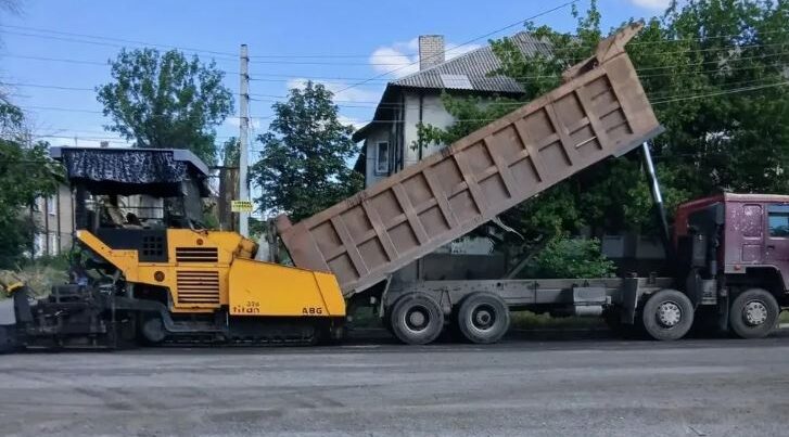 Брянские специалисты ремонтируют дороги в подшефной Брянке