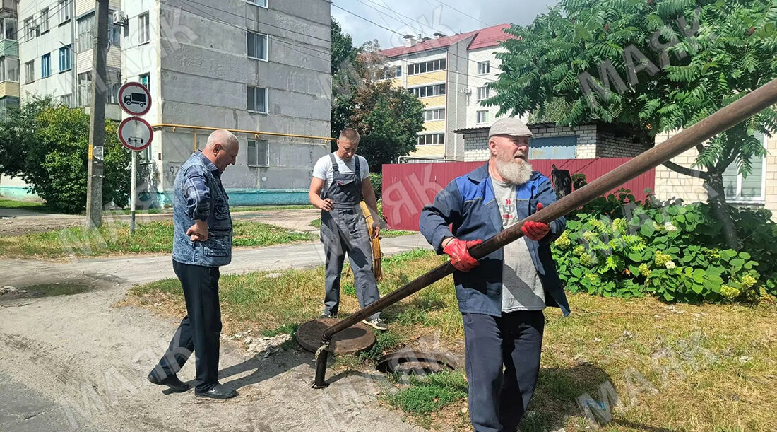 Специалисты Новозыбковского водоканала ликвидировали два засора на городской инженерной сети