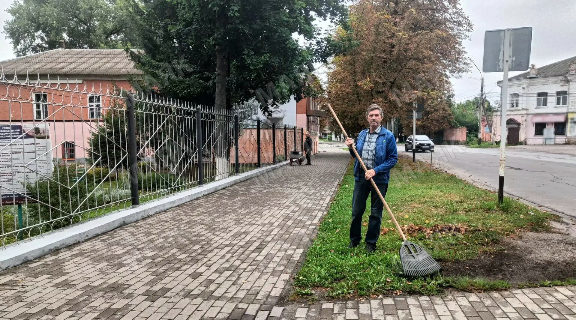 Сотрудники новозыбковского педколледжа занимаются благоустройством территории