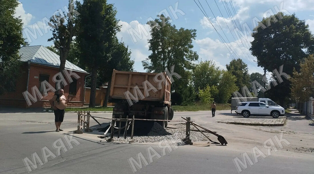 В Новозыбкове засыпали ямы на улицах Советской и Чапаева