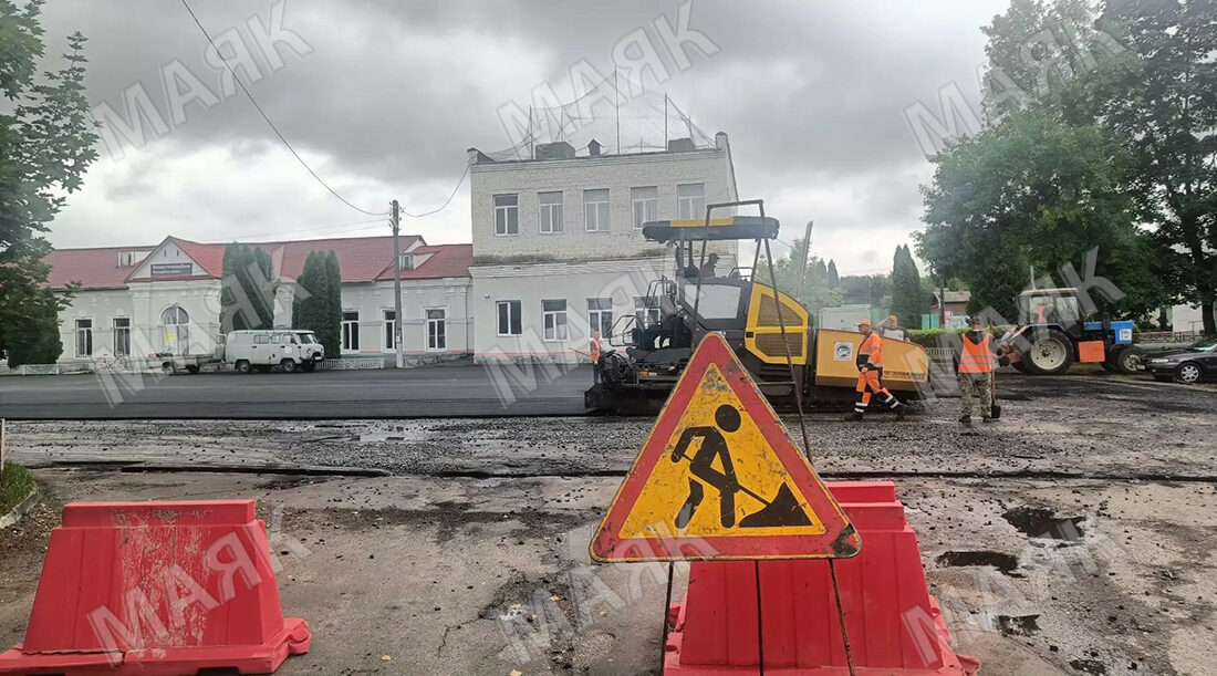 На площади привокзальной в Новозыбкове кладут новый асфальт