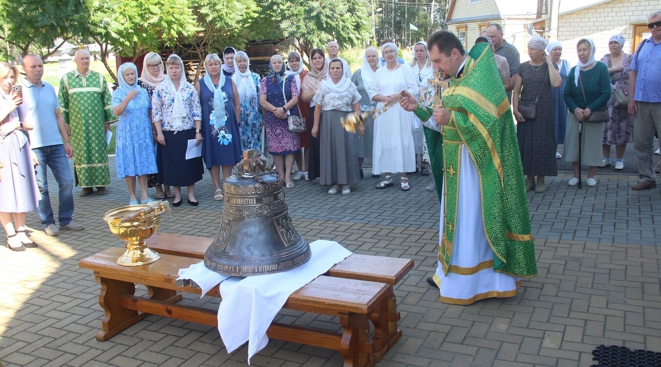 На новозыбковский храм водрузили новый колокол