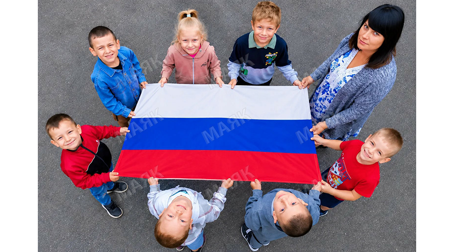 Новозыбковцы отмечают День Государственного флага России