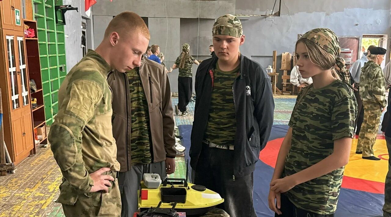 Брянский «Витязь» организовал встречу детей с героями