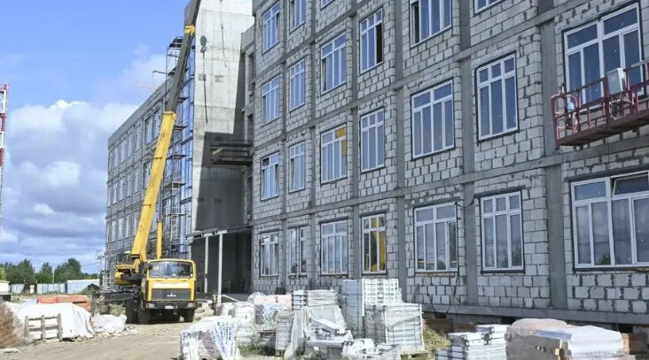 В Брянске продолжается строительство школы на 1225 мест