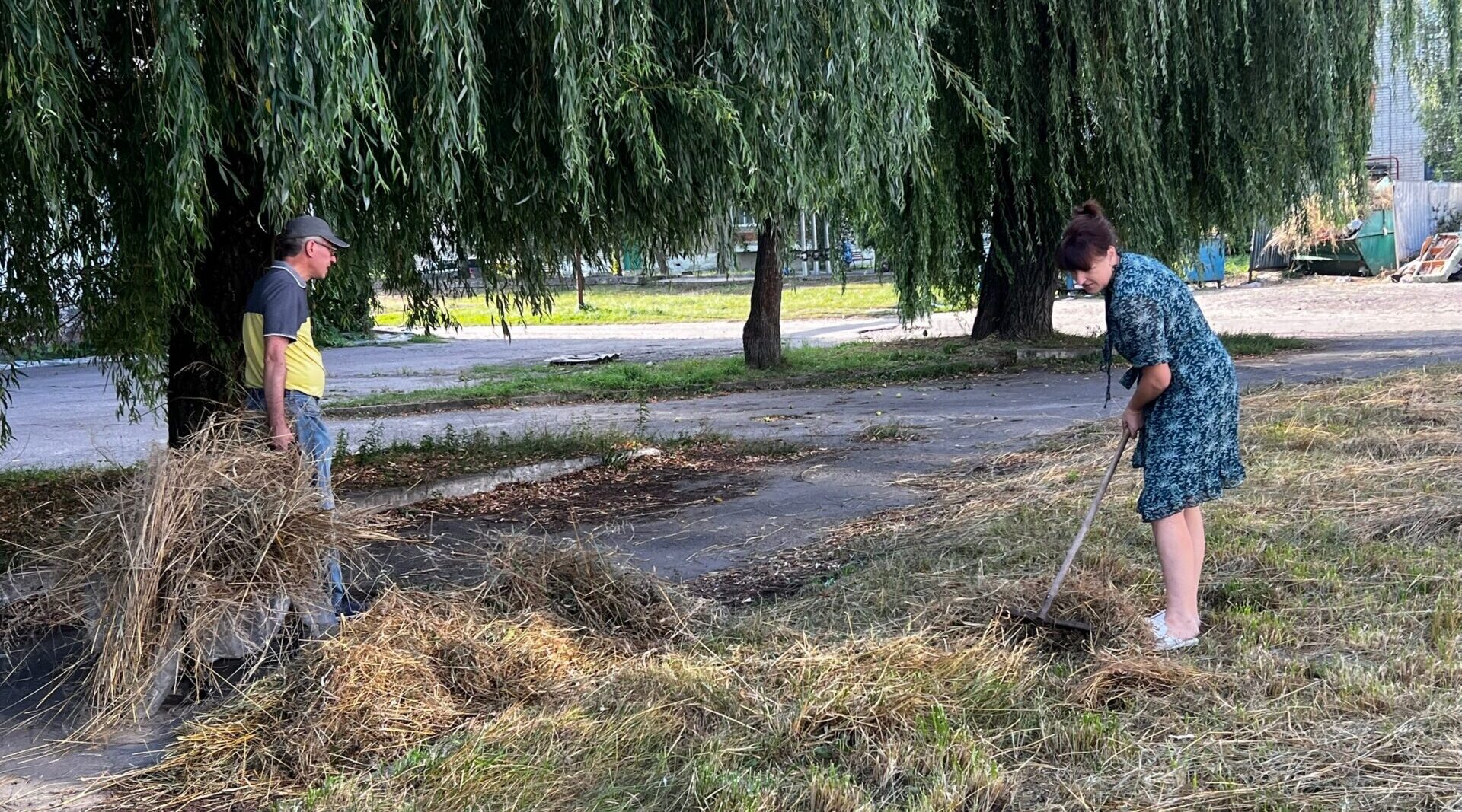 Новозыбковские серебряные волонтеры благоустраивают городскую территорию