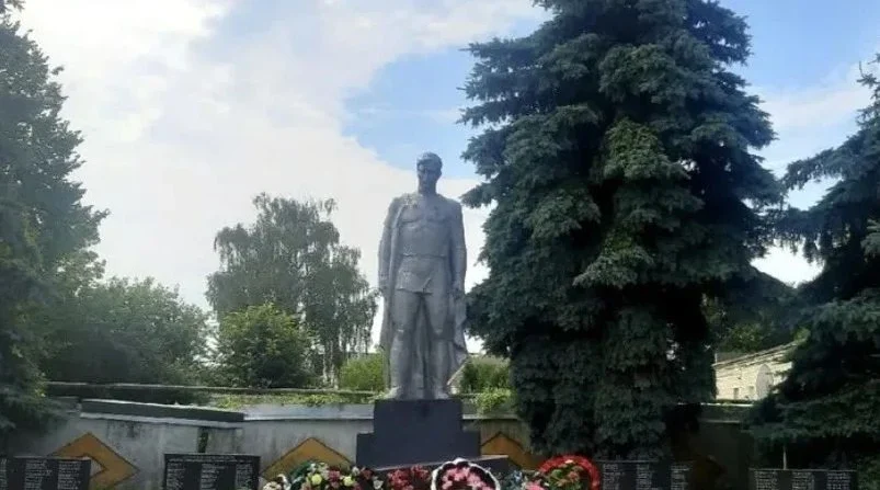 Егор Ковальчук почтил память освободителей Жирятино