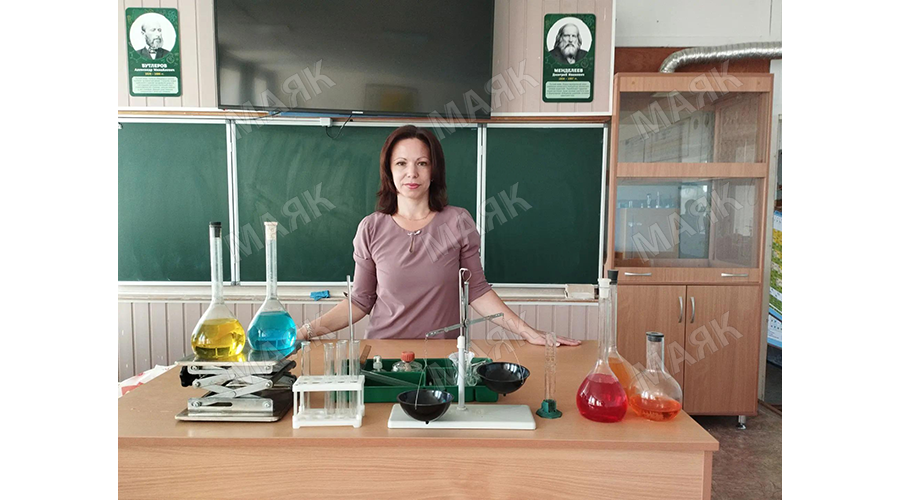 Новозыбковский преподаватель химии помогает школьникам познавать окружающий мир