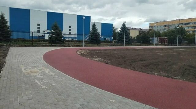 В брянском Трубчевске продолжаются работы по благоустройству спортивной площадки