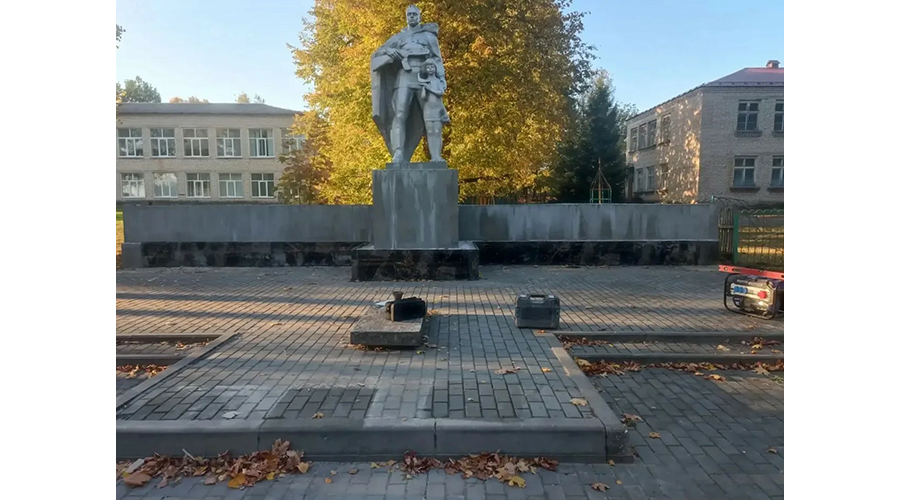 Реставрация братской могилы в селе Сновское: ведутся восстановительные работы