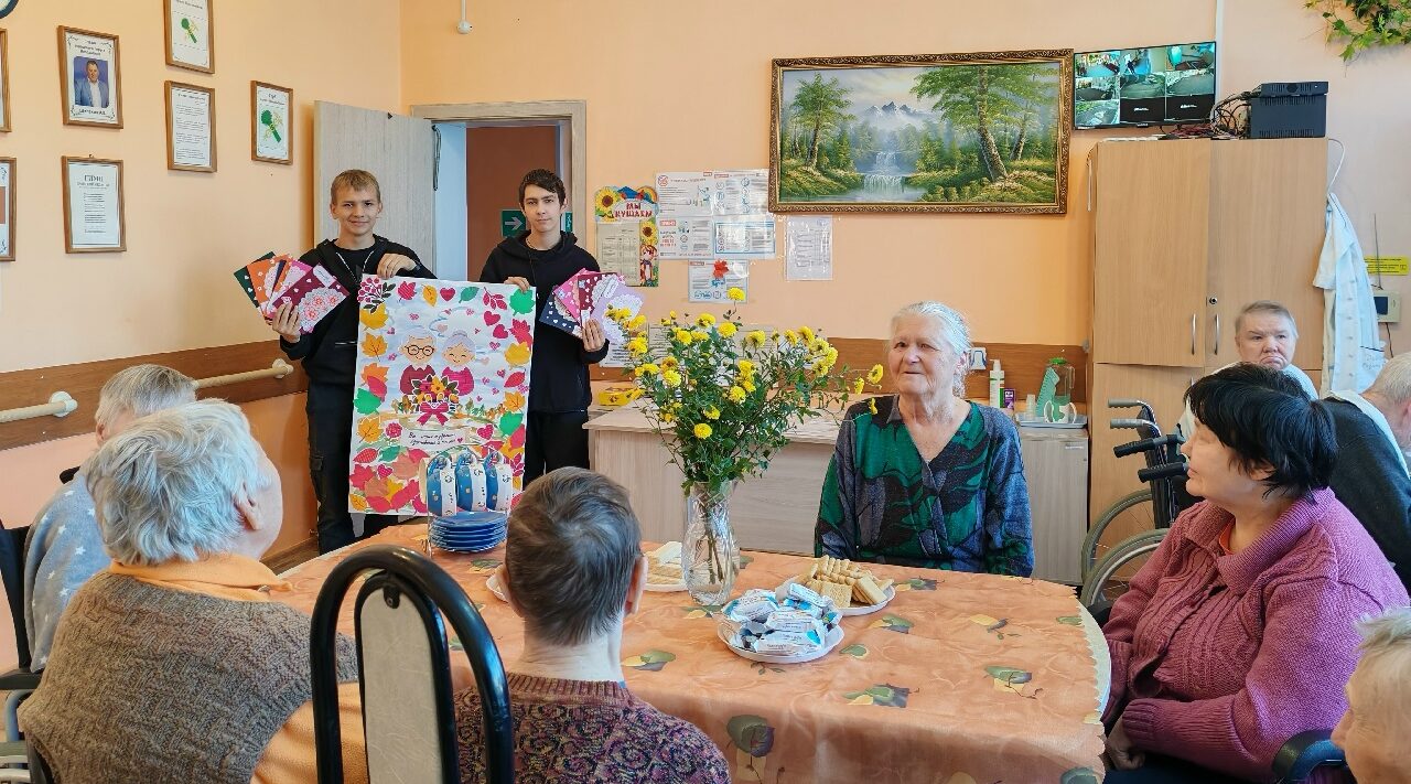 Новозыбковские Первые поздравили пожилых людей с праздником