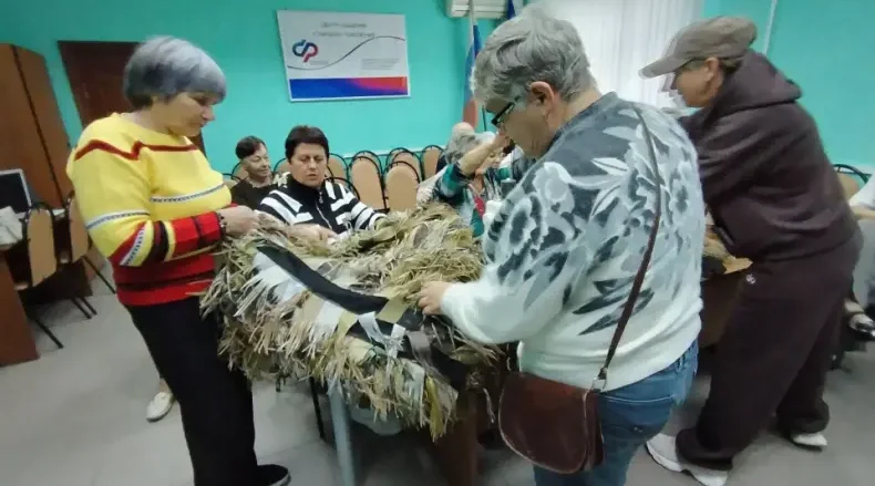 Новозыбковские пенсионеры учились плести маскировочные накидки