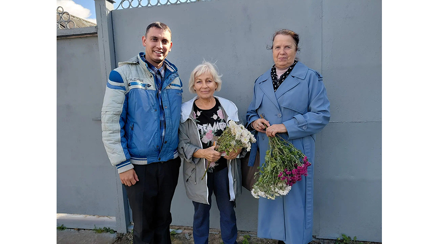 Новозыбковских педагогов-ветеранов поздравили на дому