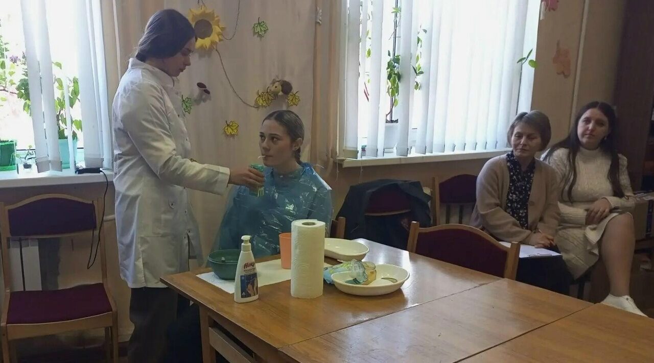 В Новозыбкове учили, как кормить лежачих больных